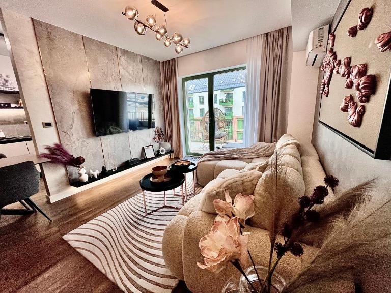 FLH La Vie En Rose Gold - Balcony, Free Parking, Bathtub, King Bed & AC - B&B Sibiu