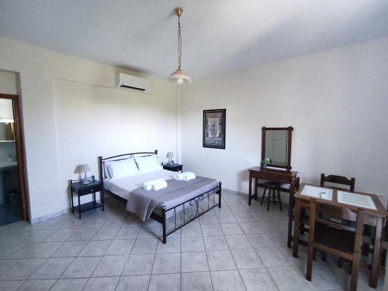 Eleni's quiet double room with balcony - B&B Agía Kyriakí
