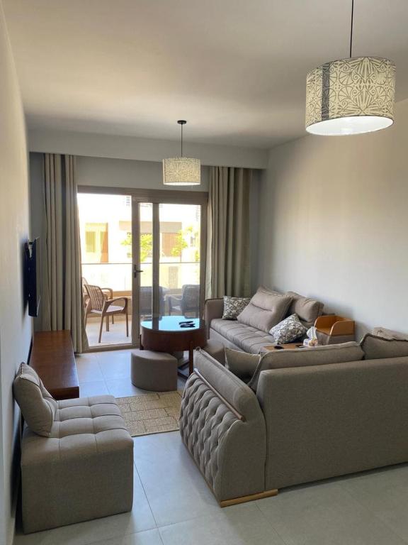 2 Bedrooms Luxury Apartment in Palm Hills New Alamein, Lagoon, Pools, and Beach Access - for Families and Married Guests - Bed and Breakfast El Alamein