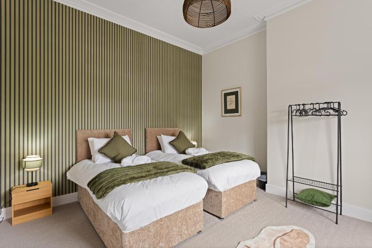 Family-Friendly 3BR HomeParkingSleeps 5Broxburn - Bed and Breakfast Broxburn