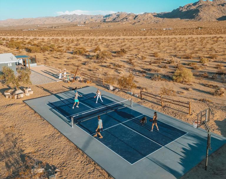 INTRVL Outpost, Pickleball Court & Outdoor Cinema - B&B Joshua Tree