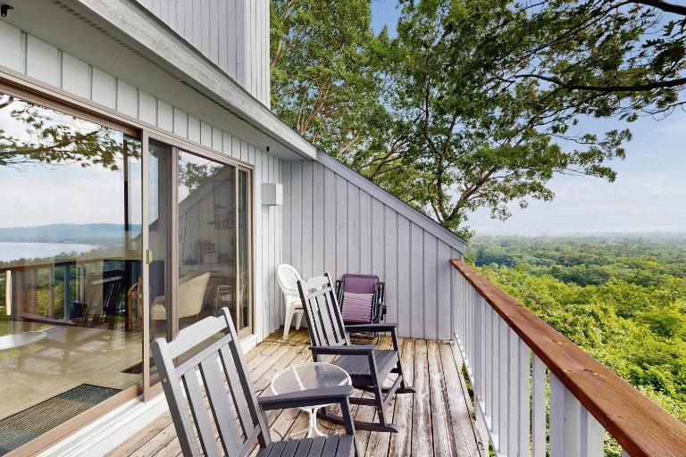 Condo in Glen Arbor with Lake Michigan sunset views fireplace deck washer & dryer - Ferienwohnung Glen Arbor