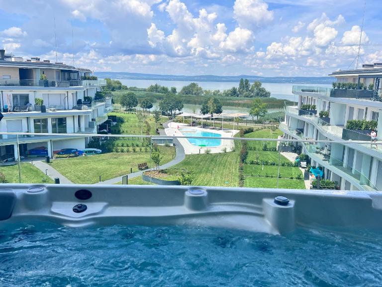 Balatoni panorámás lakás saját partszakasszal,medencével - B&B Balatonszemes