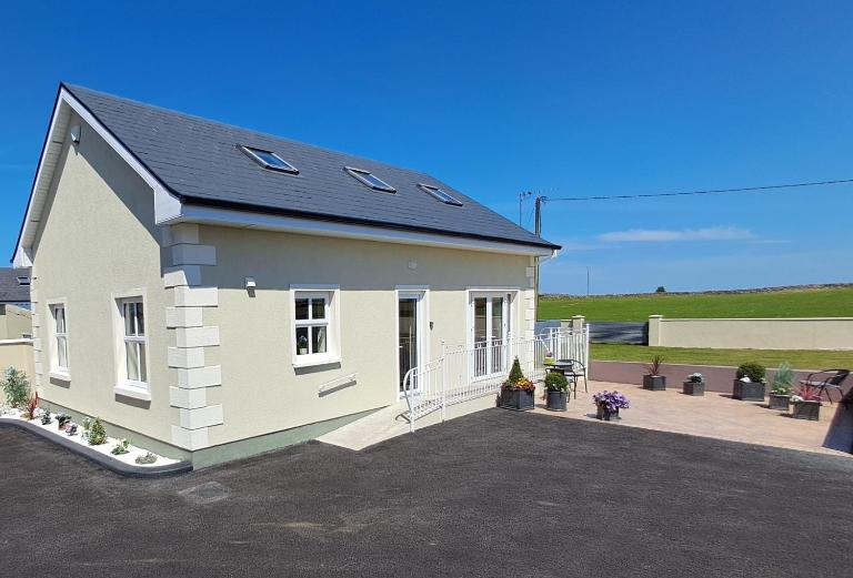 Warm Spacious Three Bed Chalet - B&B Galway