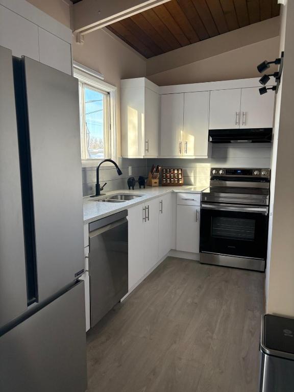 Lovely 2 bdrm Semi-detached - Ferienwohnung Calgary