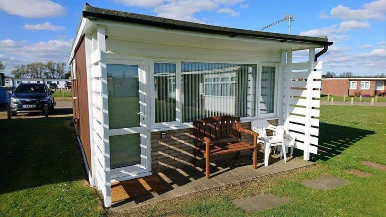 Pet Friendly, Detached Chalet - Bed and Breakfast Great Yarmouth