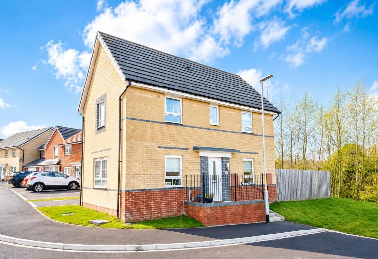 MoDERN 3 BEDROOM 2 BATHROOMS DRIVEWAY PARKING CONTRACTORS - B&B Norton