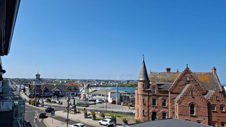 Peninsula Penthouse Apartment Portrush Town Centre - Chambres d'hôtes Portrush