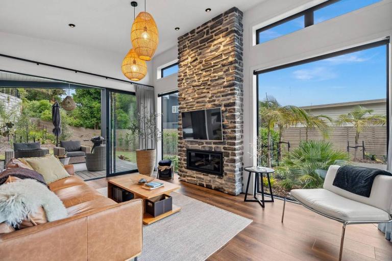 Boutique Coastal Retreat with Bath Walk to Beach - Bed and Breakfast Mangawhai