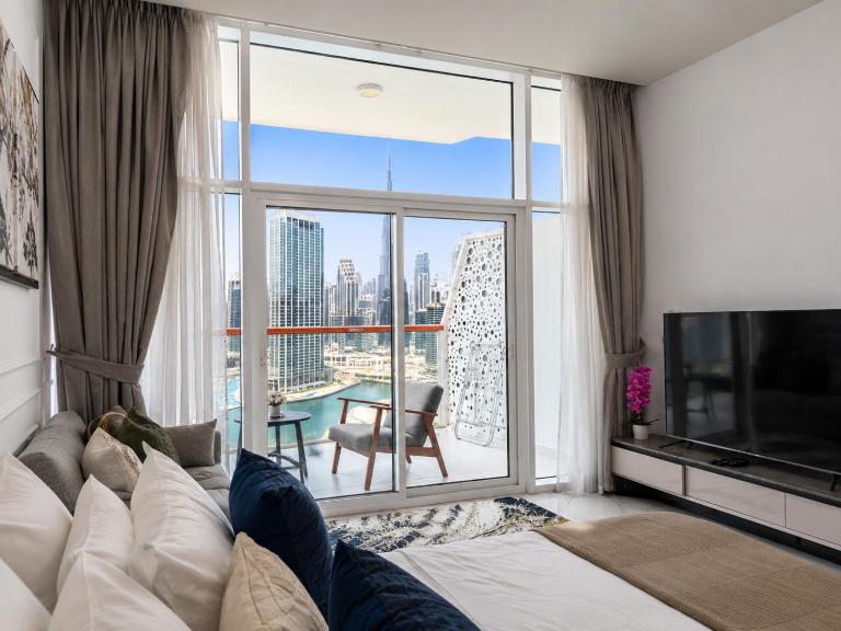 Panoramic Burj Khalifa and Canal View - B&B Dubai