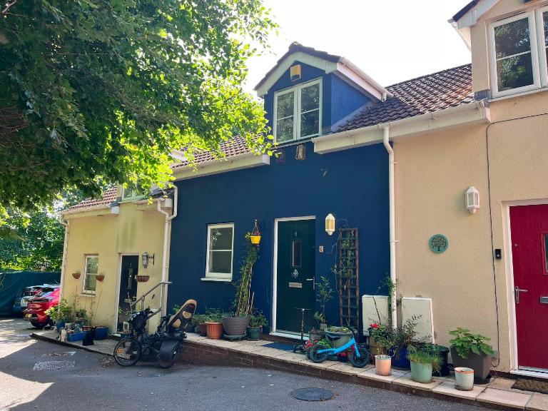 Cosy Blue Riverside Bristol Home - B&B Bristol