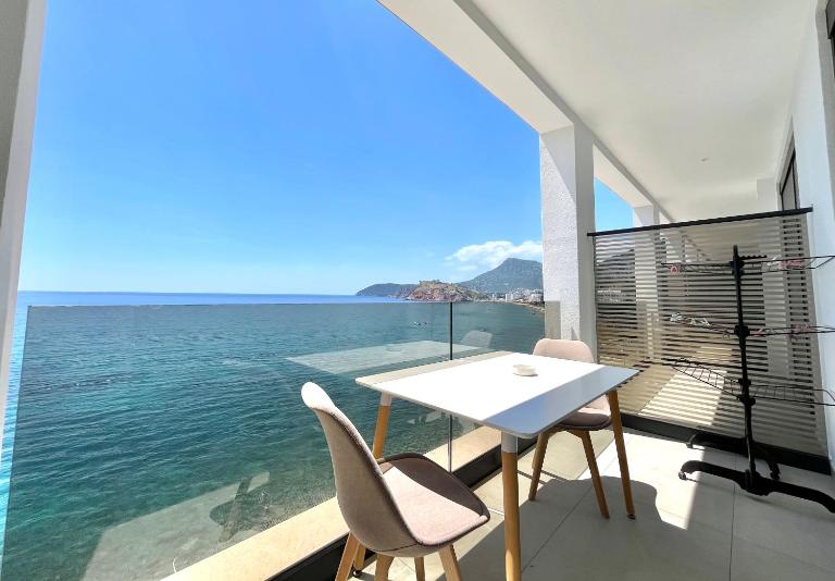 Waterfront Studio Apartment with Fantastic Sea View - Bed and Breakfast Bar