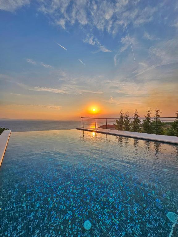 Luxury Villa White with infinity pool, Croatia - Ferienwohnung Podstrana