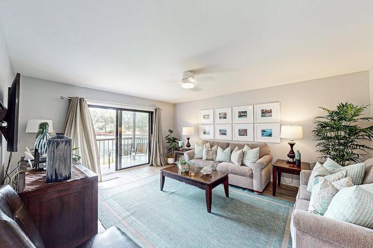 Roomy Villa with WiFi Pool & Hot Tub - Steps from the Ocean - B&B Hilton Head