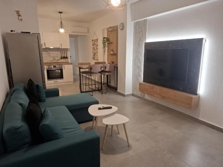 K9 Sea View Apartment with Pool & Parking, Polychrono - Chambres d'hôtes Políkhronon