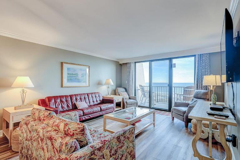 Charming Waterfront Getaway with Seasonal Pool & Hot Tub Tennis Beach Access - B&B Hilton Head