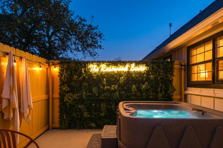 Cozy Hill Country Cottage Private Hot Tub - B&B Fredericksburg