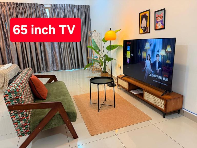 NO DEPO 65 Inch TV Palazio Mount Austin JB Netflix - Bed and Breakfast Johor Bahru