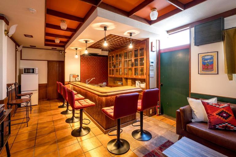 Retro-style coffee house and guesthouse-3 floors-Entire building available for rent-suitable for 9 people-Parking available-pets allowed-Mahjong - Ferienwohnung Okayama