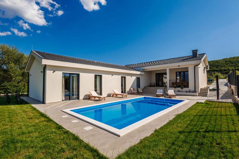 Vila Terra Relax House- Vila with private pool&garden - B&B Turjaci