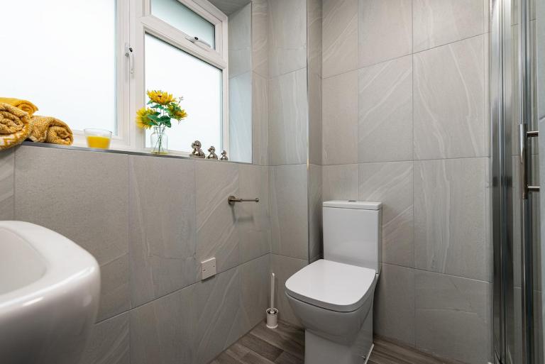F3 Kitchenette Room with Ensuite, Chatham - B&B Rainham