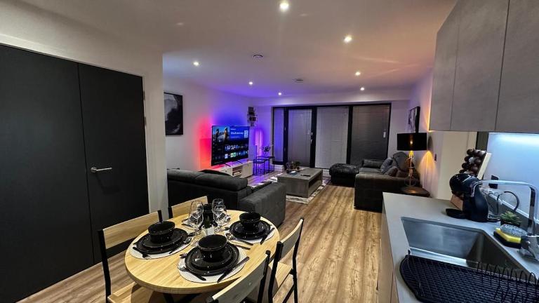Central 2 BR Sleeps 8 Near Elizabeth line, Heathrow, Windsor, Legoland - Bed and Breakfast Slough