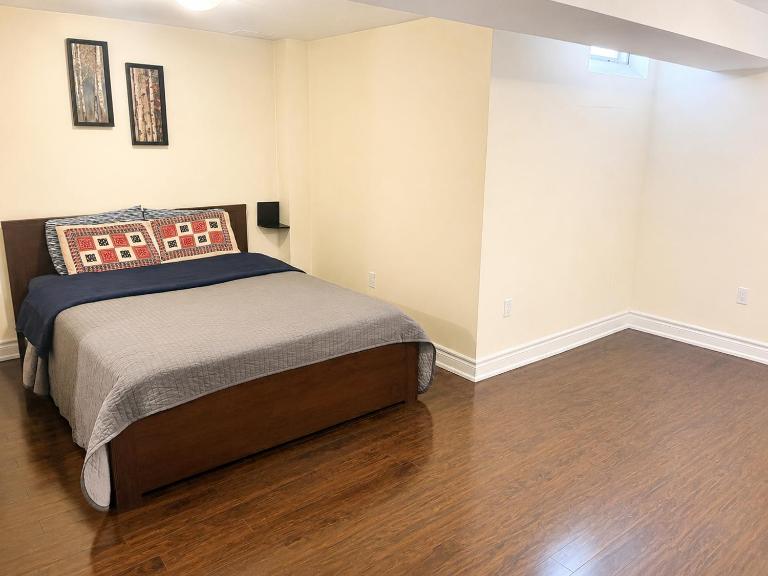 Spacious Affordable Private Suite & Ensuite Bath & Free Parking Near Toronto Pearson Airport - Chambres d'hôtes Mississauga