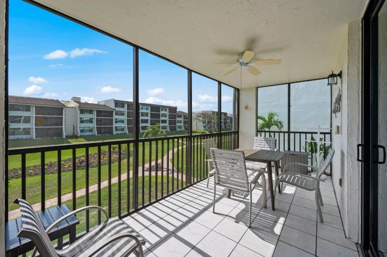 Beachfront End Unit 302 2 Bikes beach gear - Bed and Breakfast Sanibel