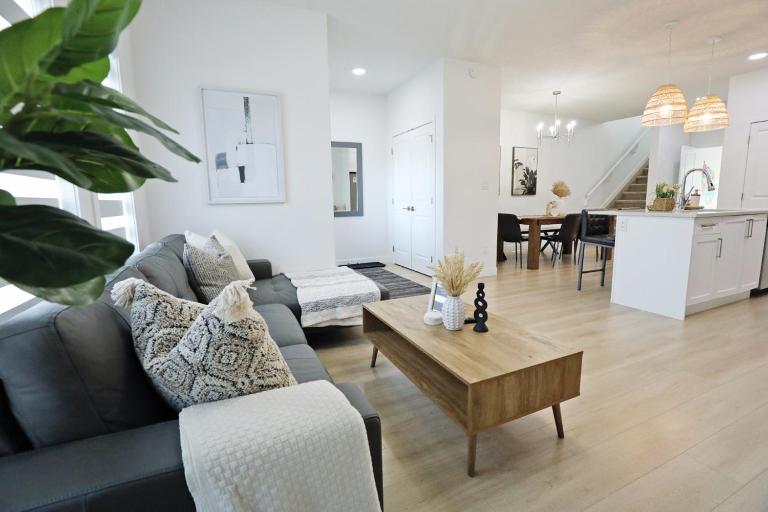 Chic Modern Home King Bed Fireplace Disney - Bed and Breakfast Edmonton