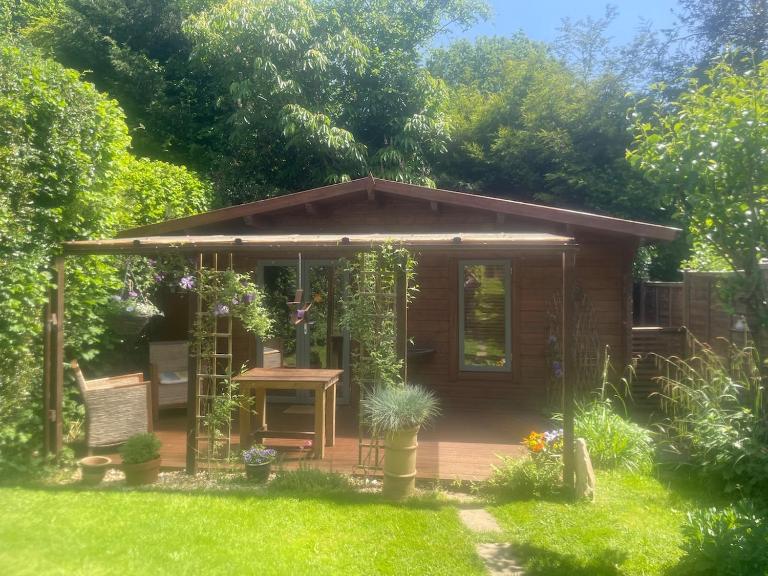 Beautiful Cabin with on street parking - B&B Forest Row