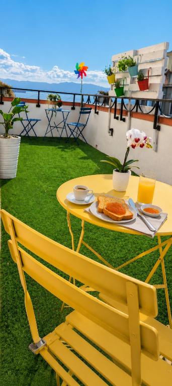 B&B Fuori Squadro - In Centro Città - Terrazza Relax vista Mare - B&B Reggio Calabria