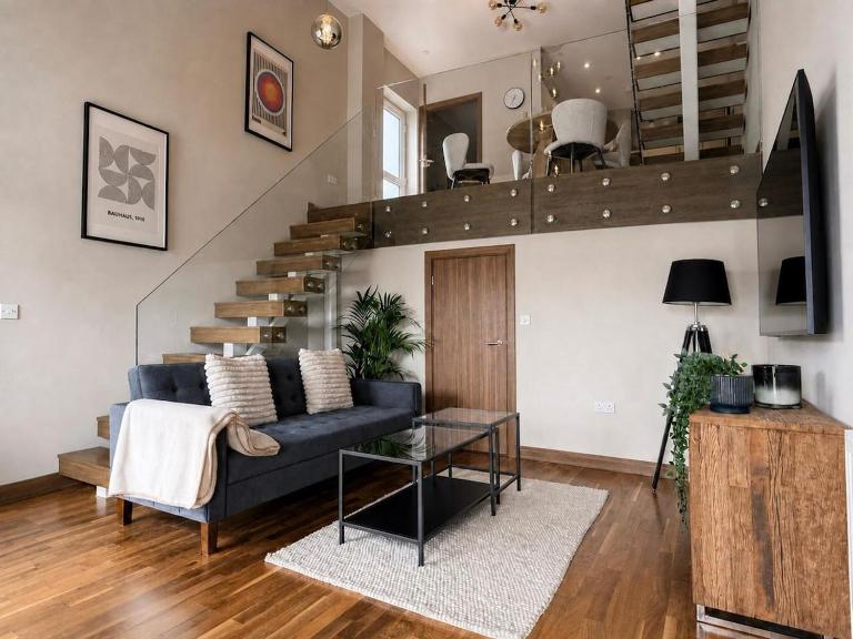 Luxury 2 bedroom Duplex Apartment Near Cambridge Station with free parking, flexible beds & workstation - Ferienwohnung Cambridge