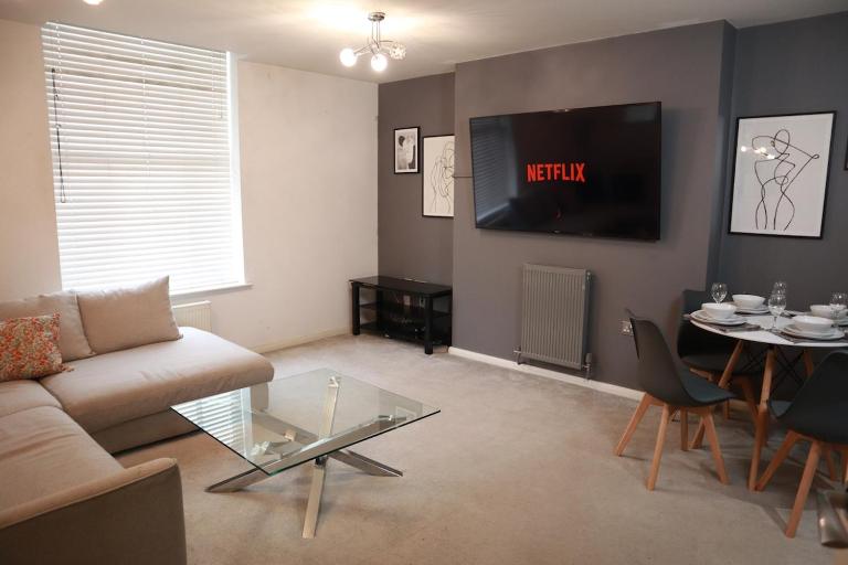 Luxury Modern Flat BHX NEC Solihull Hospital Free Parking - B&B Birmingham