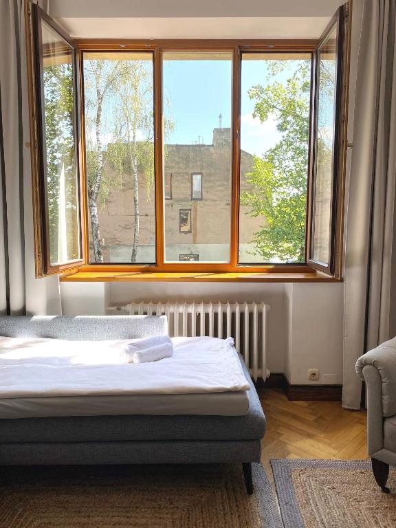 Spacious Old Town Apartment, 3 Rooms, Free Parking, Sleeps up to 7 - Chambres d'hôtes Kaunas