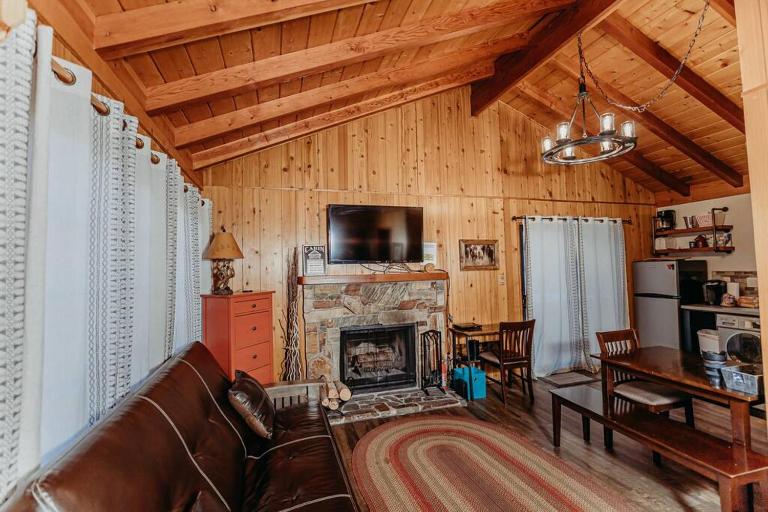 Sierra Pines Chalet Near Ski Slopes and Hiking,Biking Trails - B&B Big Bear Lake
