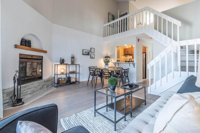 Bright & Modern Lac Tremblant Condo with Views - B&B Mont-Tremblant