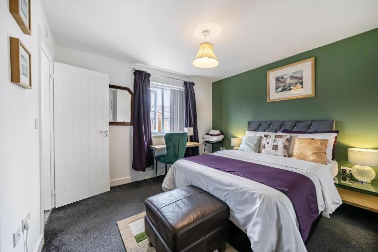 Bright 4 Bedroom Home in Walsall, Free Parking and for EVs - B&B Walsall