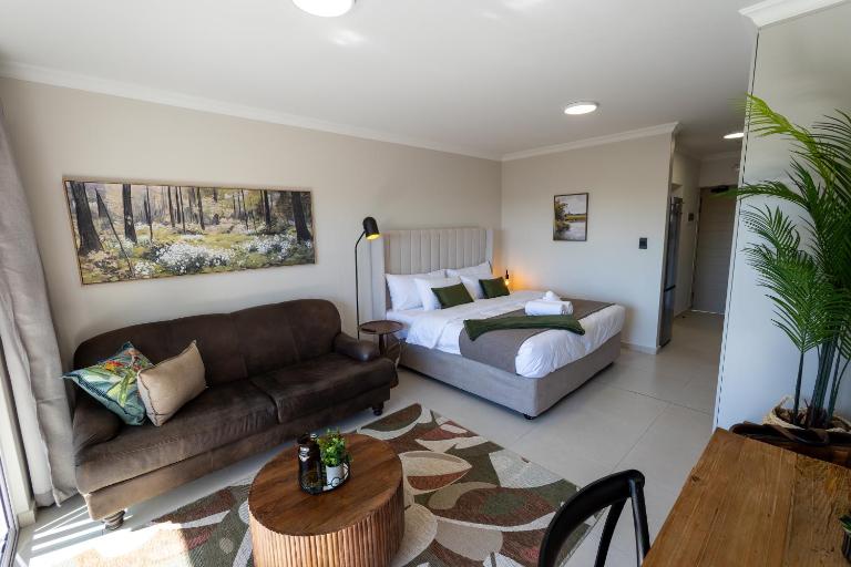 Boutique Studio - King Bed - Montecasino Sunsets - B&B Centane