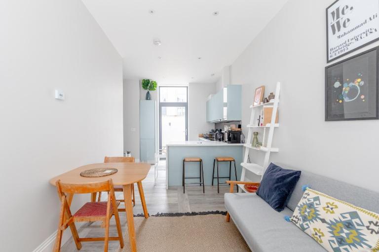 Chic 1BD Flat wPatio - 2 Mins from Baron's Court! - B&B Londra