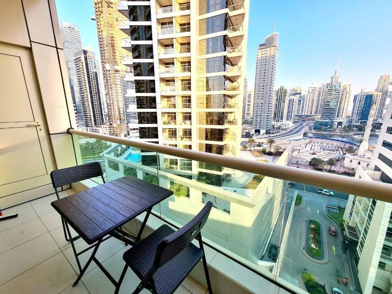SUNRISE HOMES - A Cozy Studio next to JBR Beach - B&B Dubai