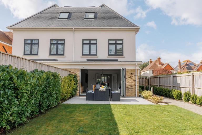 The Laurels by Grandeur Property - B&B Poole