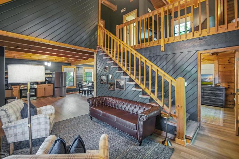 Modern Woodland Retreat Hot Tub Sleeps 8 - B&B Sevierville