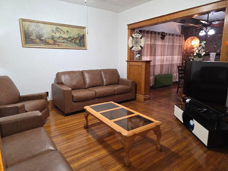 Comfortable 4BR Home for Families & Groups - B&B Niagara Falls