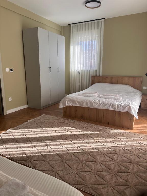 Modern & Spacious One-Bedroom in the Heart of the City - Ferienwohnung Pristina