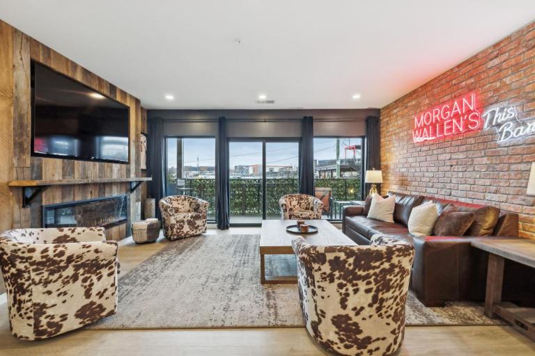 Walk to Broadway from Whiskey Glasses, Bach Party Approved with Pool and Gym - Chambres d'hôtes Nashville