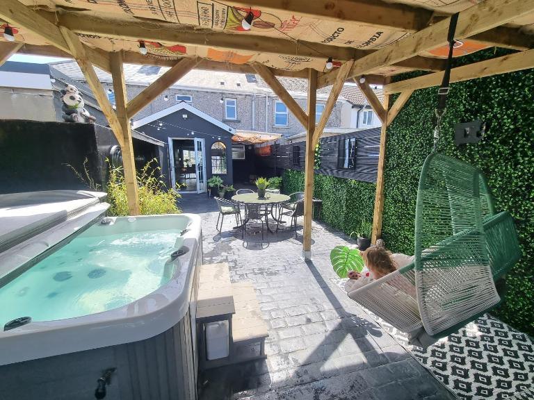 Jungle Beach House Portrush Hot Tub on request - B&B Portrush
