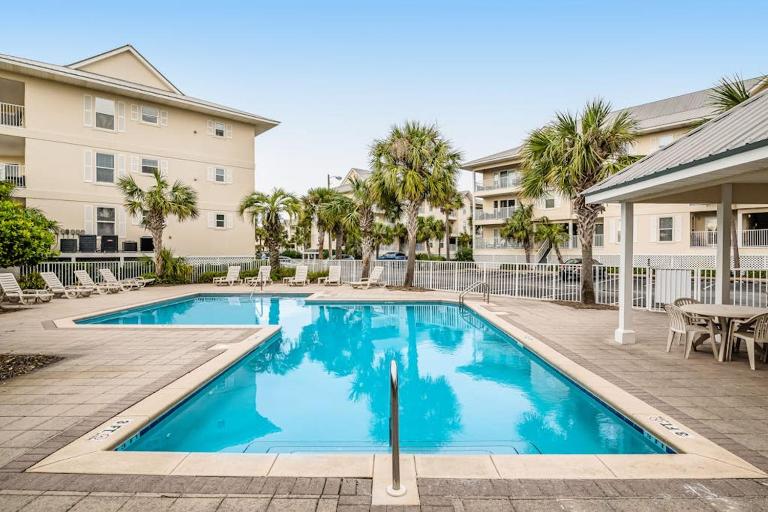 Sunny coastal condo with pool balcony & sound view - walk to the beach - Chambres d'hôtes Navarre