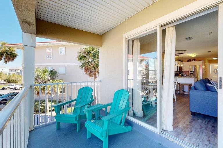 Second floor condo with shared pool high-speed WiFi and private washer&dryer - Chambres d'hôtes Navarre