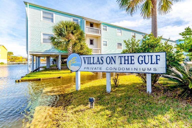 Cozy Coastal Gulf Condo with Shared Pool and Beach Access - B&B Pensacola Beach