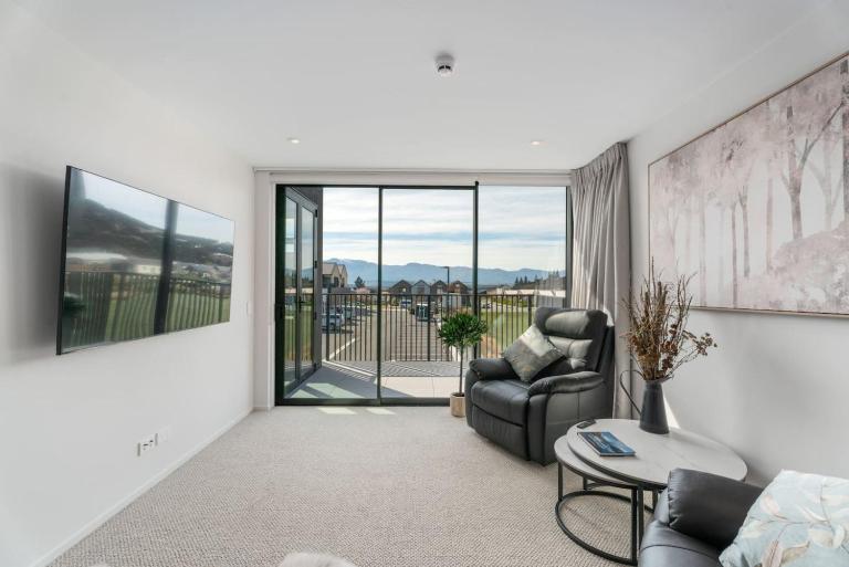 Stylish & Modern Wanaka Townhouse - Your Dream Holiday Awaits - B&B Wanaka
